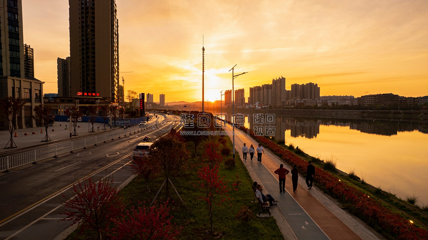 彩虹跑道散步的市民