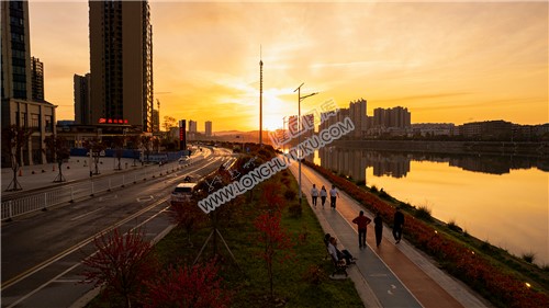 彩虹跑道散步的市民