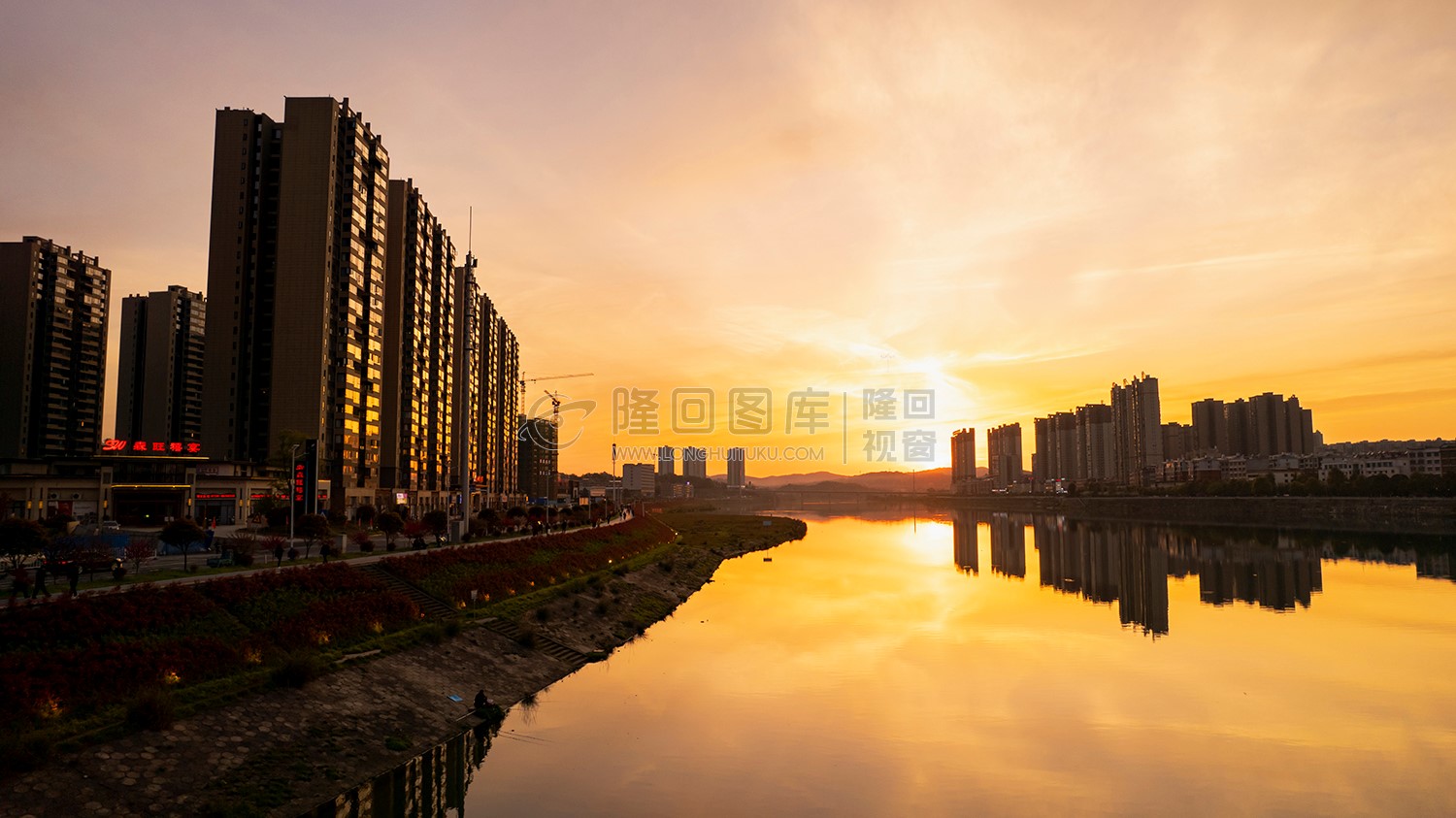 夕阳西下的赧水河