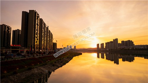 夕阳西下的赧水河