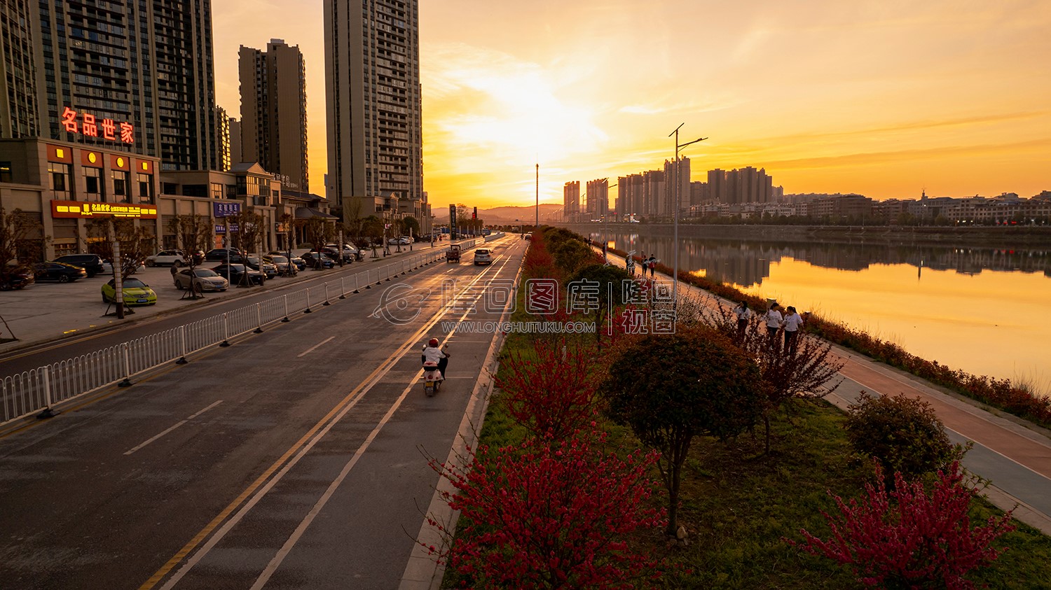 市民在河边散步