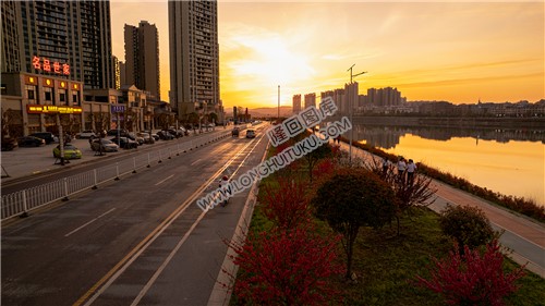 市民在河边散步