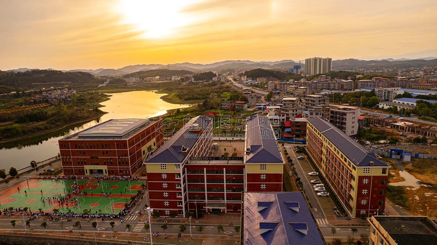 夕阳下的隆回九中