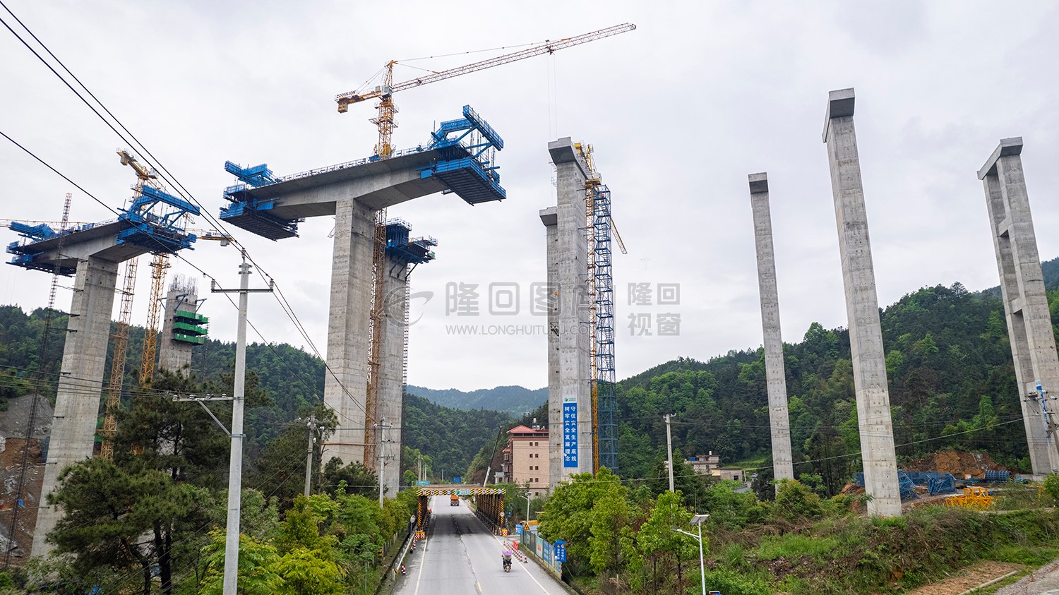 新新高速高架桥高耸入云