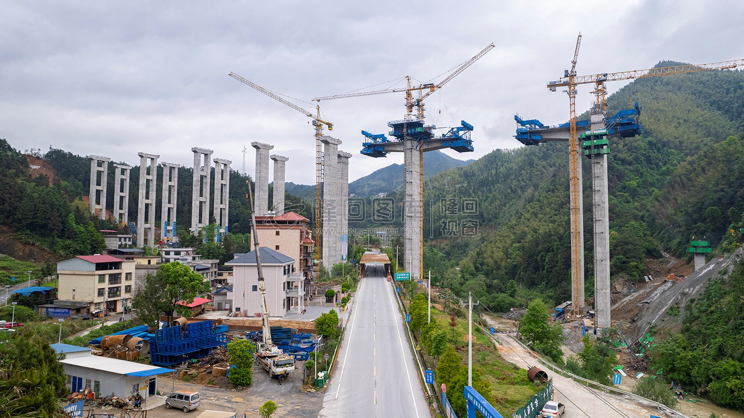 新新高速横跨S242省道
