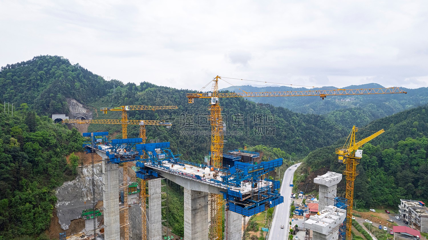 新新高速高架桥高耸入云