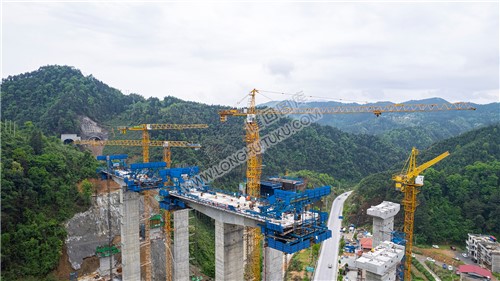 新新高速高架桥高耸入云