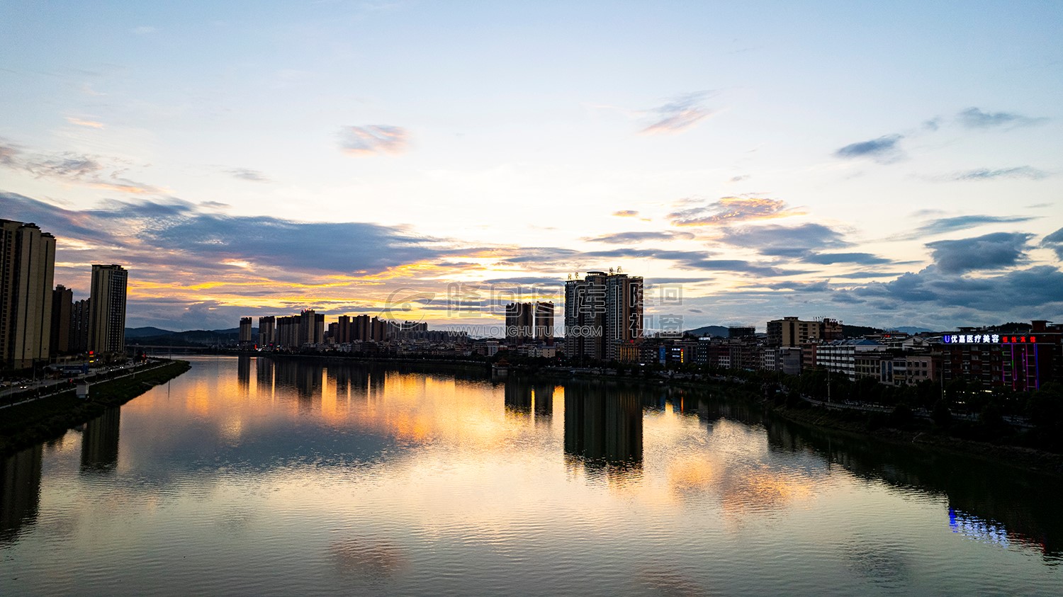 赧水河日落美景