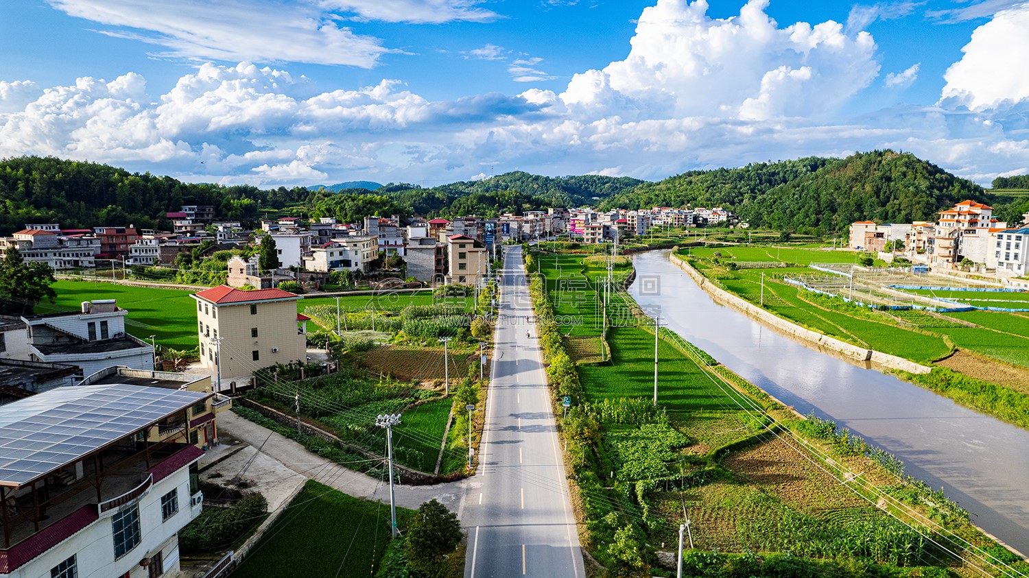 优先村的夏天，蓝天白云