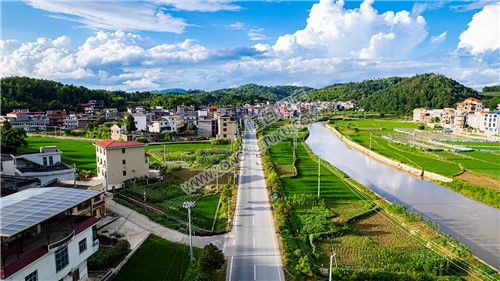 优先村的夏天，蓝天白云
