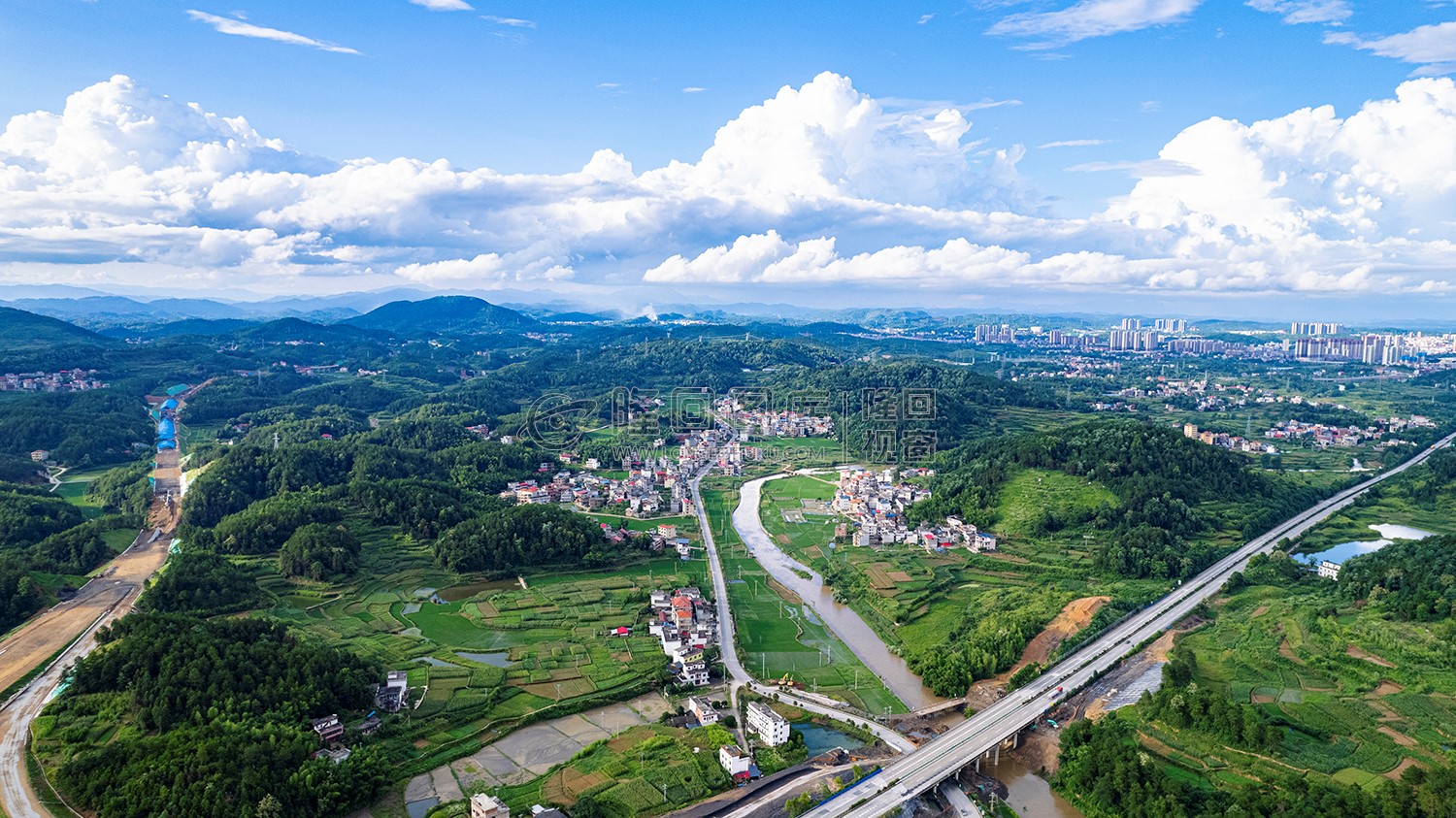 新新高速从村庄西北方穿过