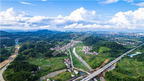 新新高速从村庄西北方穿过