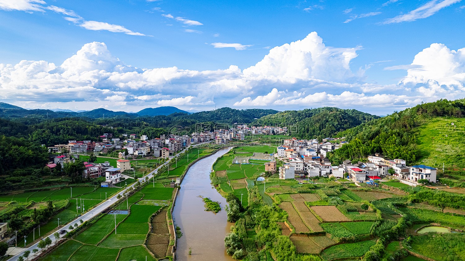 小江河流过村庄