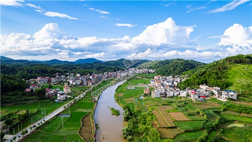 小江河流过村庄