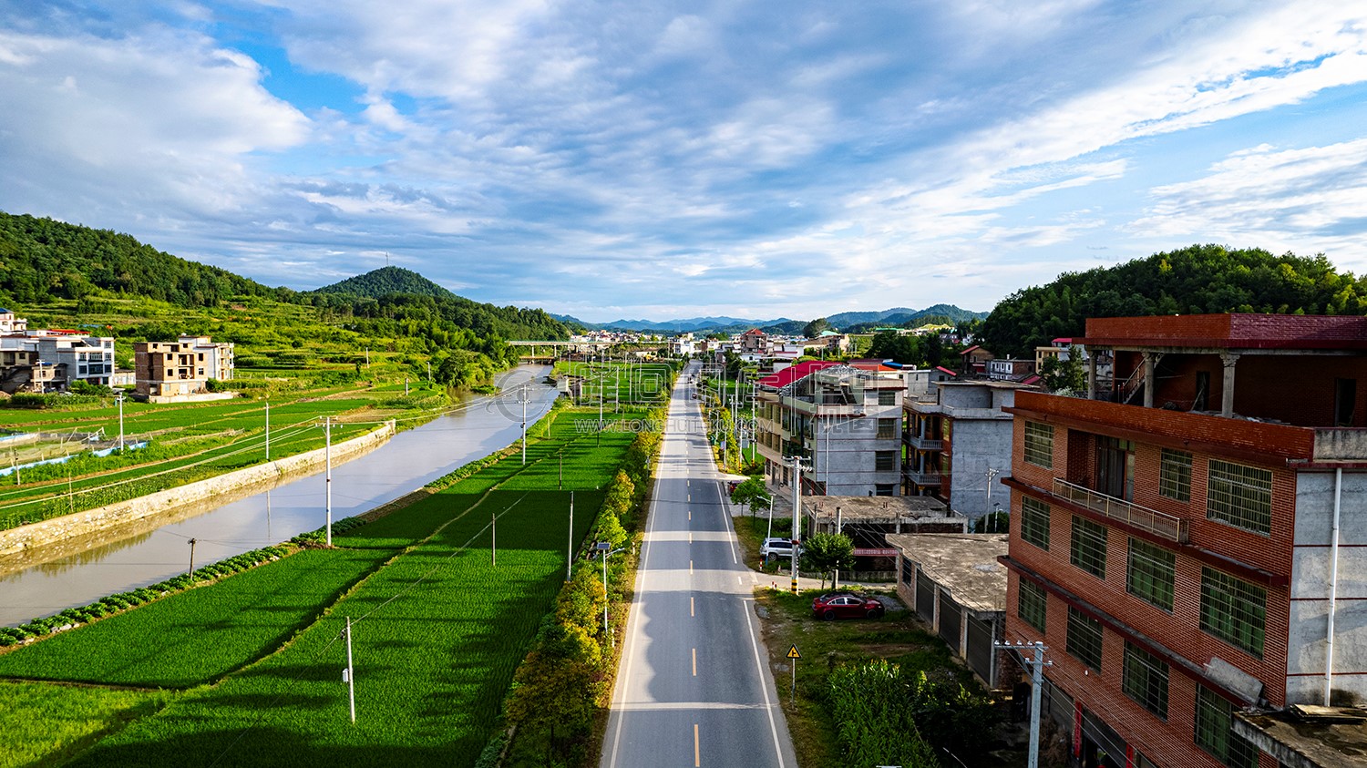 小江河流过村庄