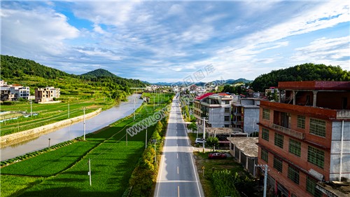 小江河流过村庄