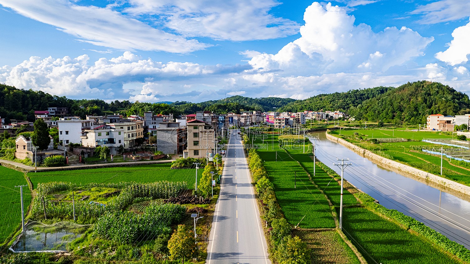 隆武公路穿过村庄