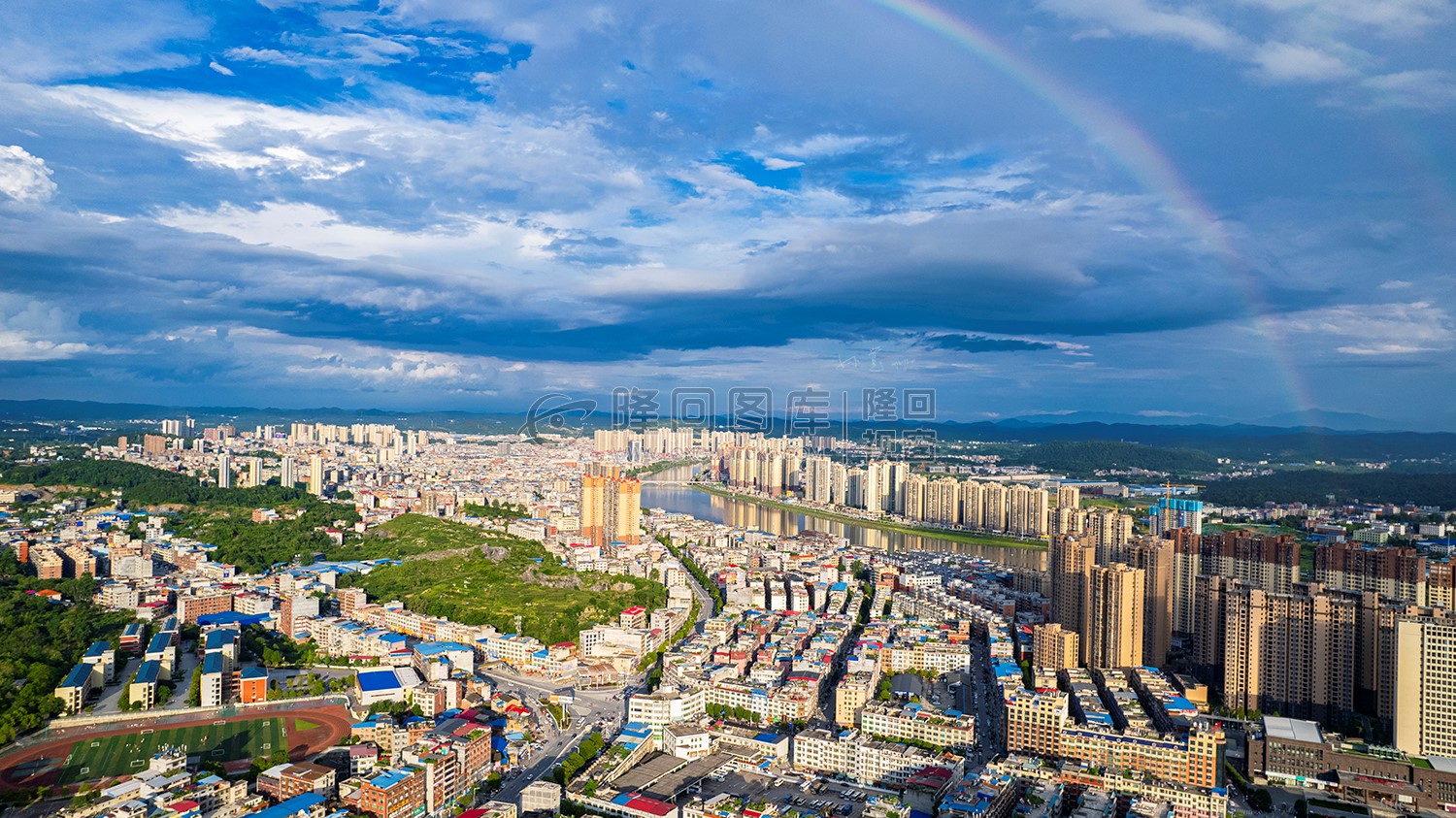 九龙学校县城方向，天空有彩虹