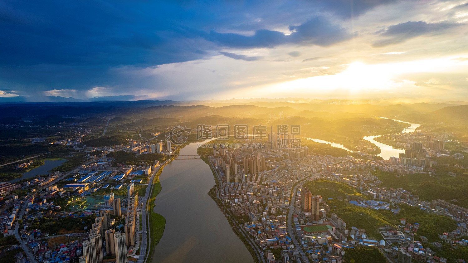 隆回县城上空耶稣光