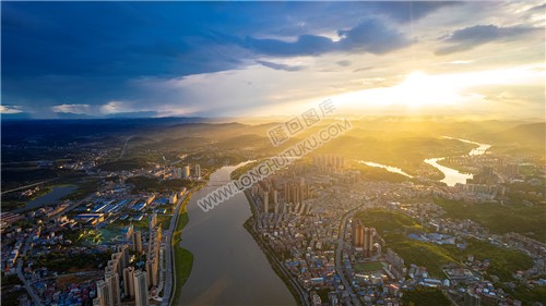 隆回县城上空耶稣光