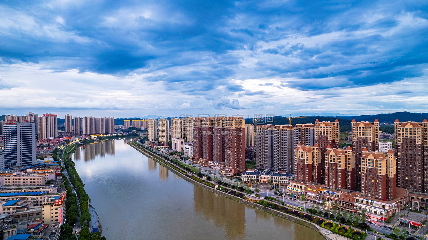 巴黎新城河岸风光