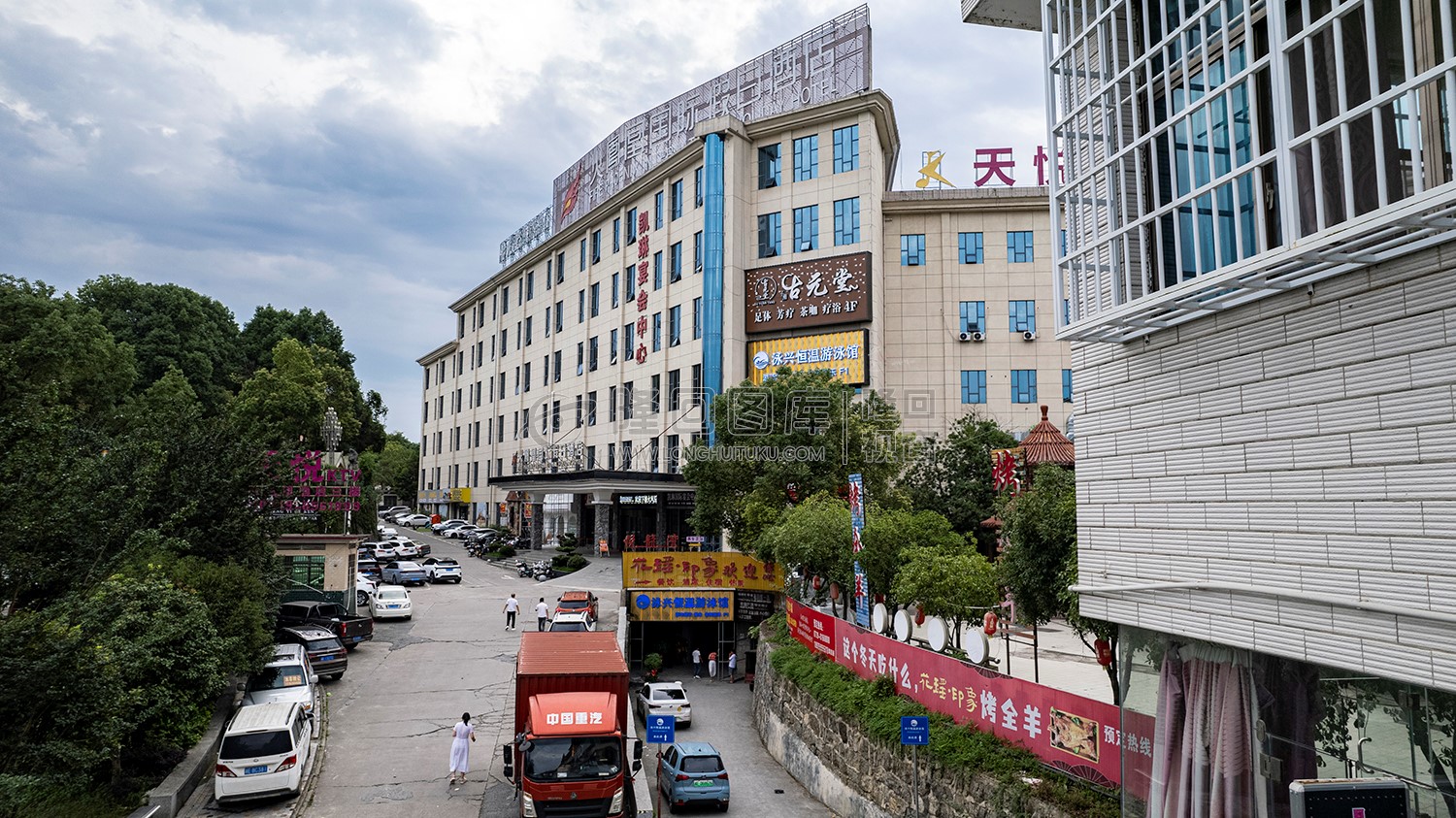 公园旁火凤凰酒店