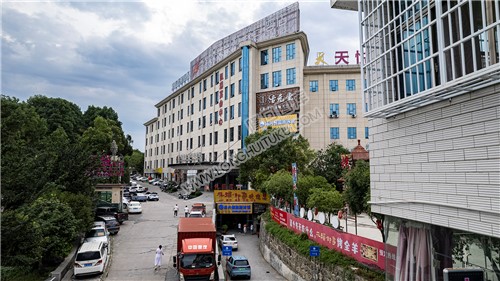 公园旁火凤凰酒店