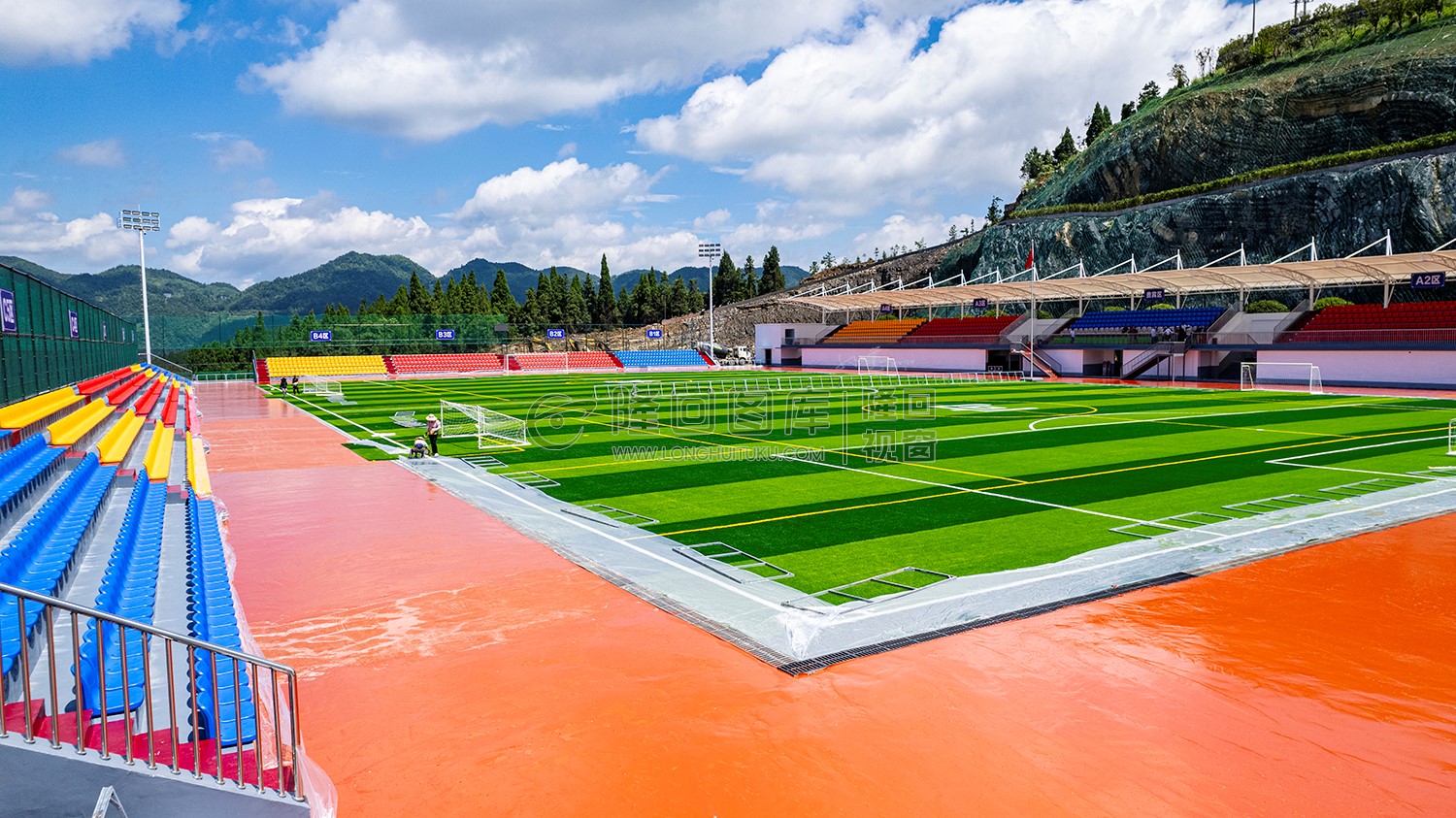 足球场正在完善施工