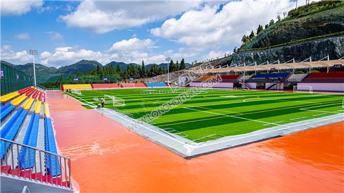 足球场正在完善施工