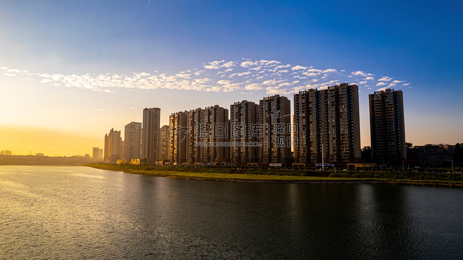 赧水河畔的隆回县城