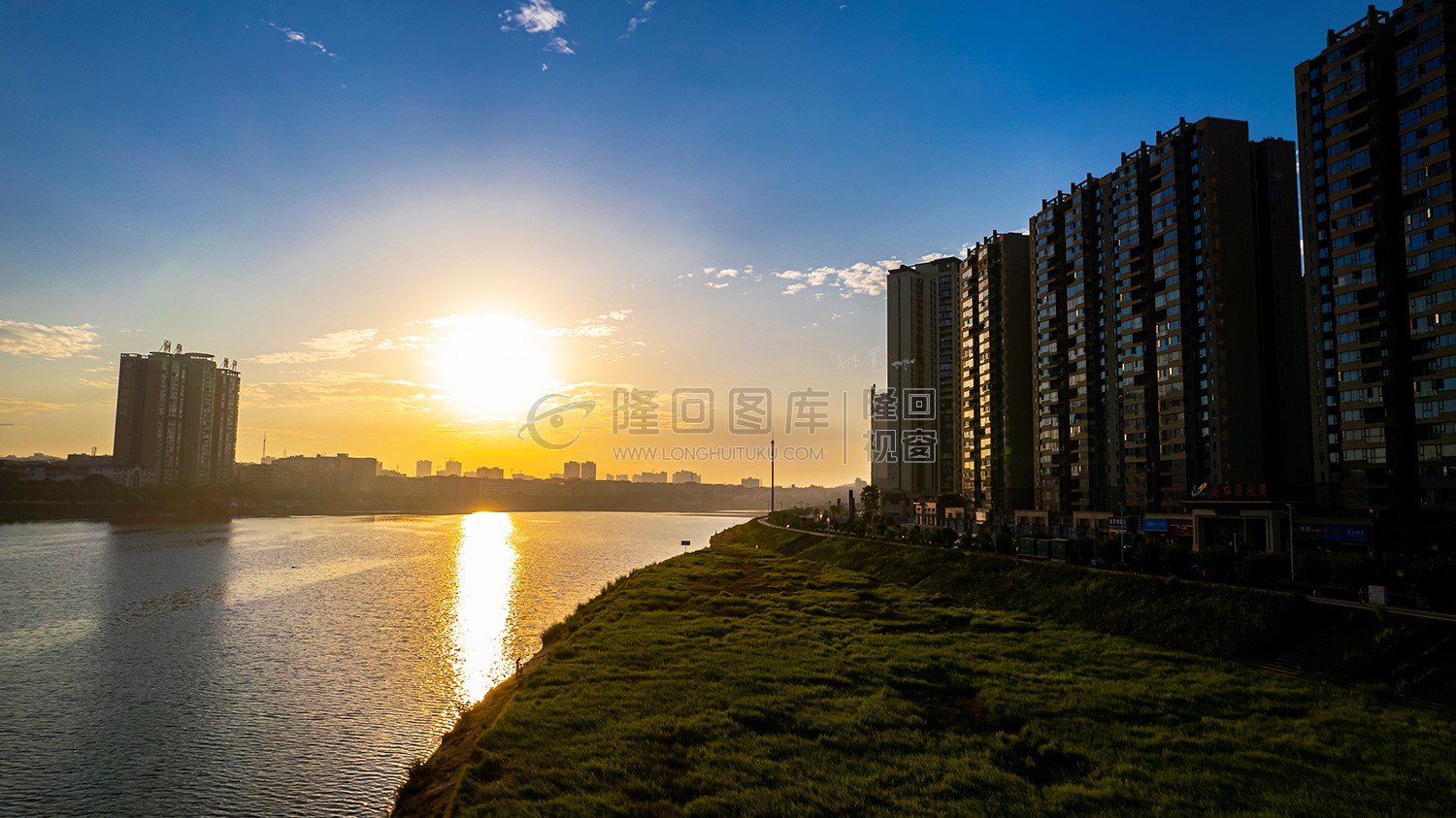 碧桂园河岸草坪日出风光