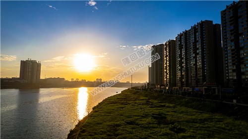 碧桂园河岸草坪日出风光