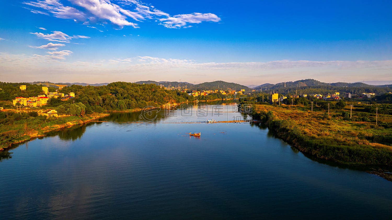 垃圾清运船在清理垃圾