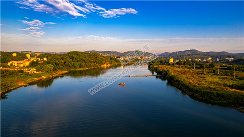 垃圾清运船在清理垃圾