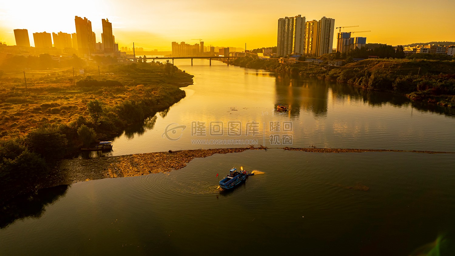 垃圾清运船在清理垃圾