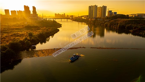 垃圾清运船在清理垃圾
