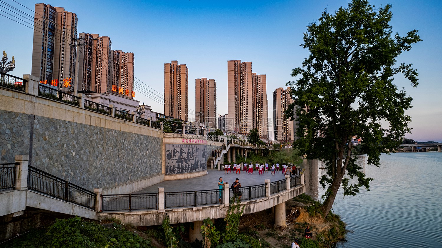 辰河世家河边广场