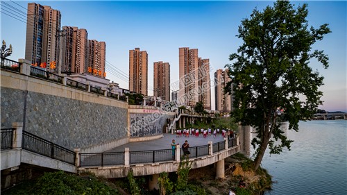 辰河世家河边广场