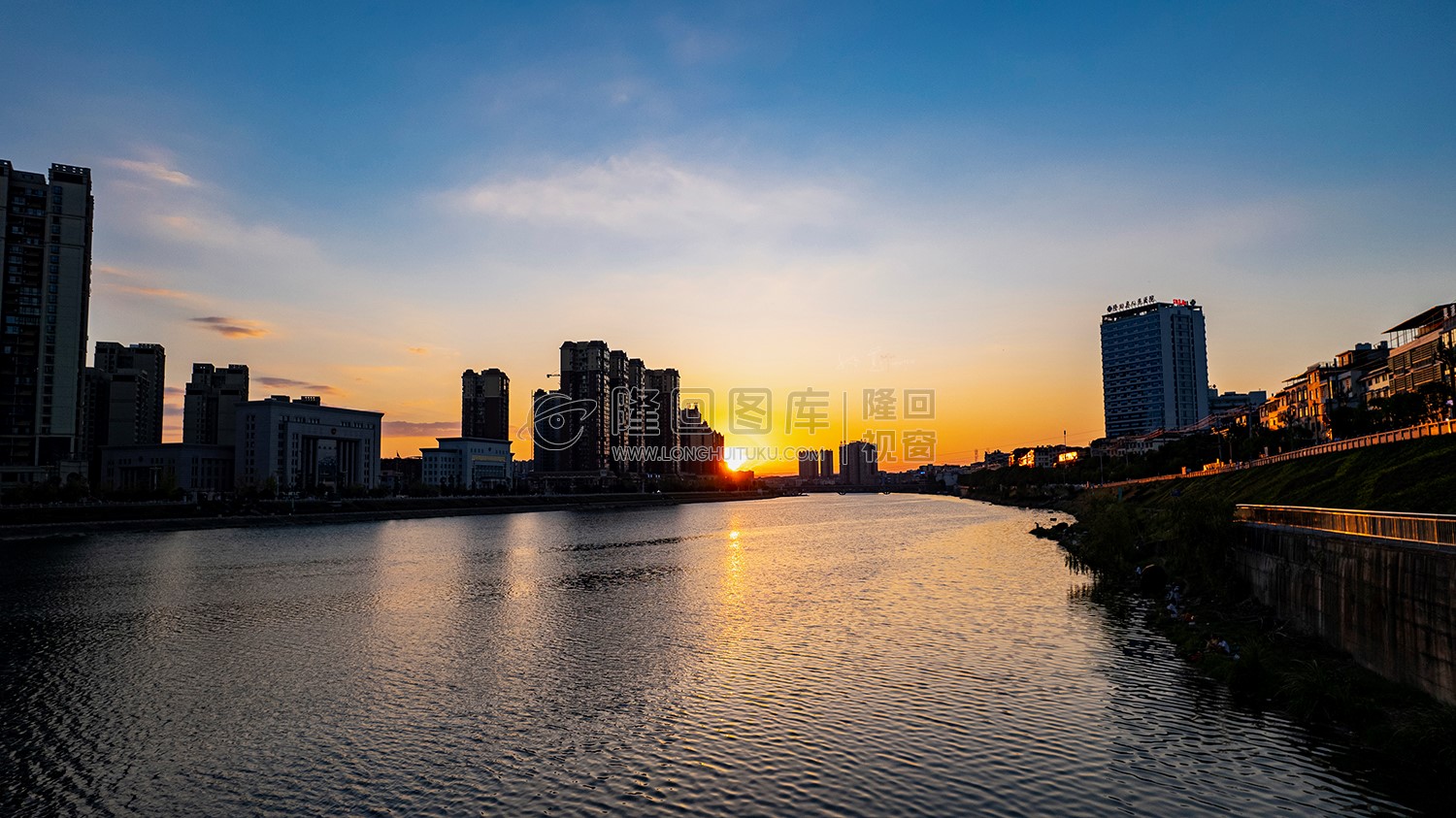 赧水河中的夕阳美景