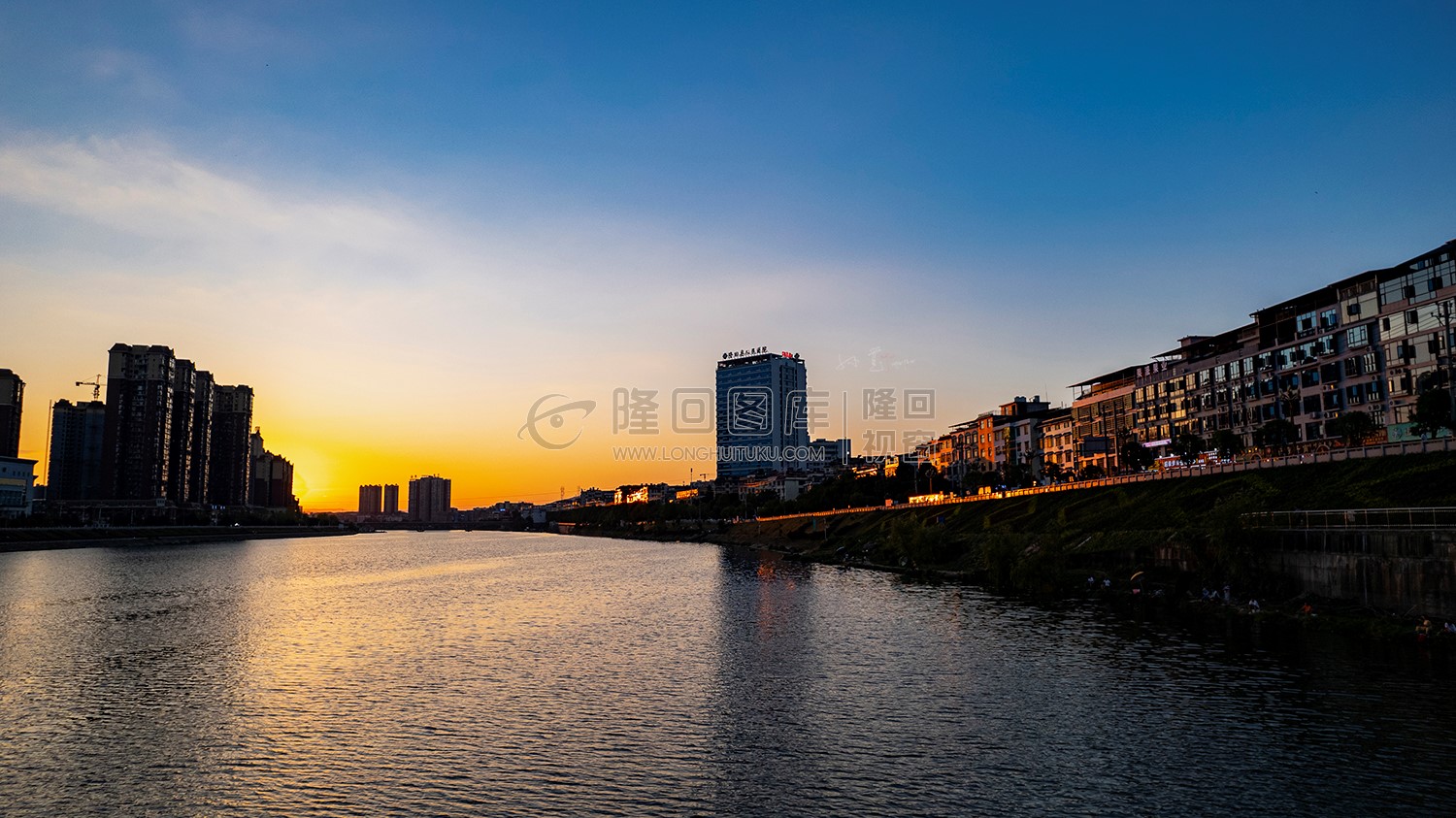 赧水河中的夕阳美景