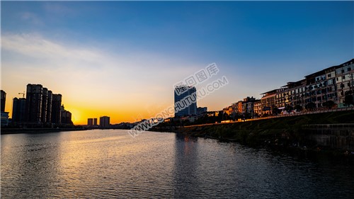 赧水河中的夕阳美景