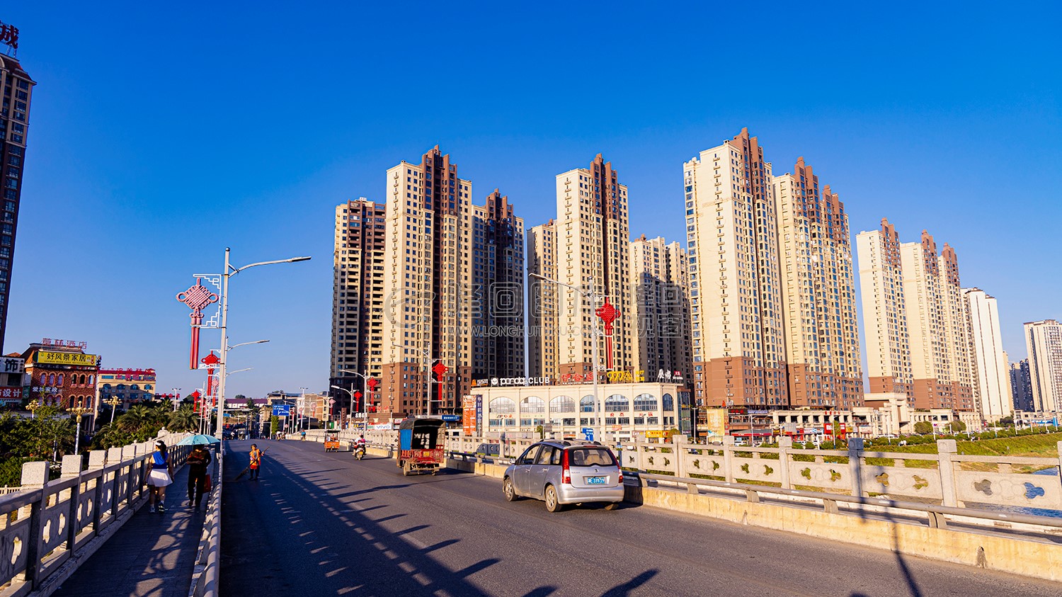 大桥上看滨江国际