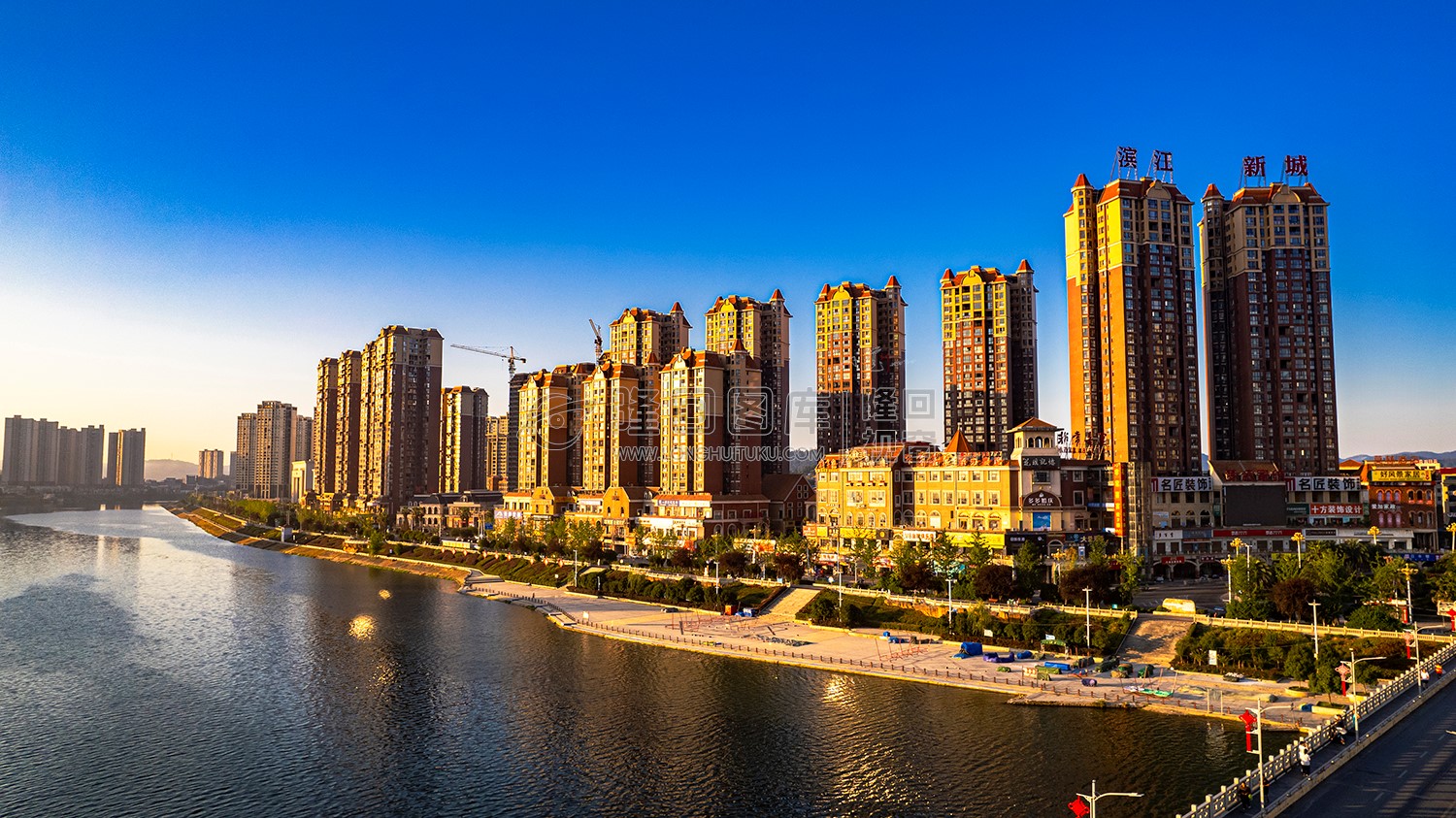 巴黎新城河岸风光