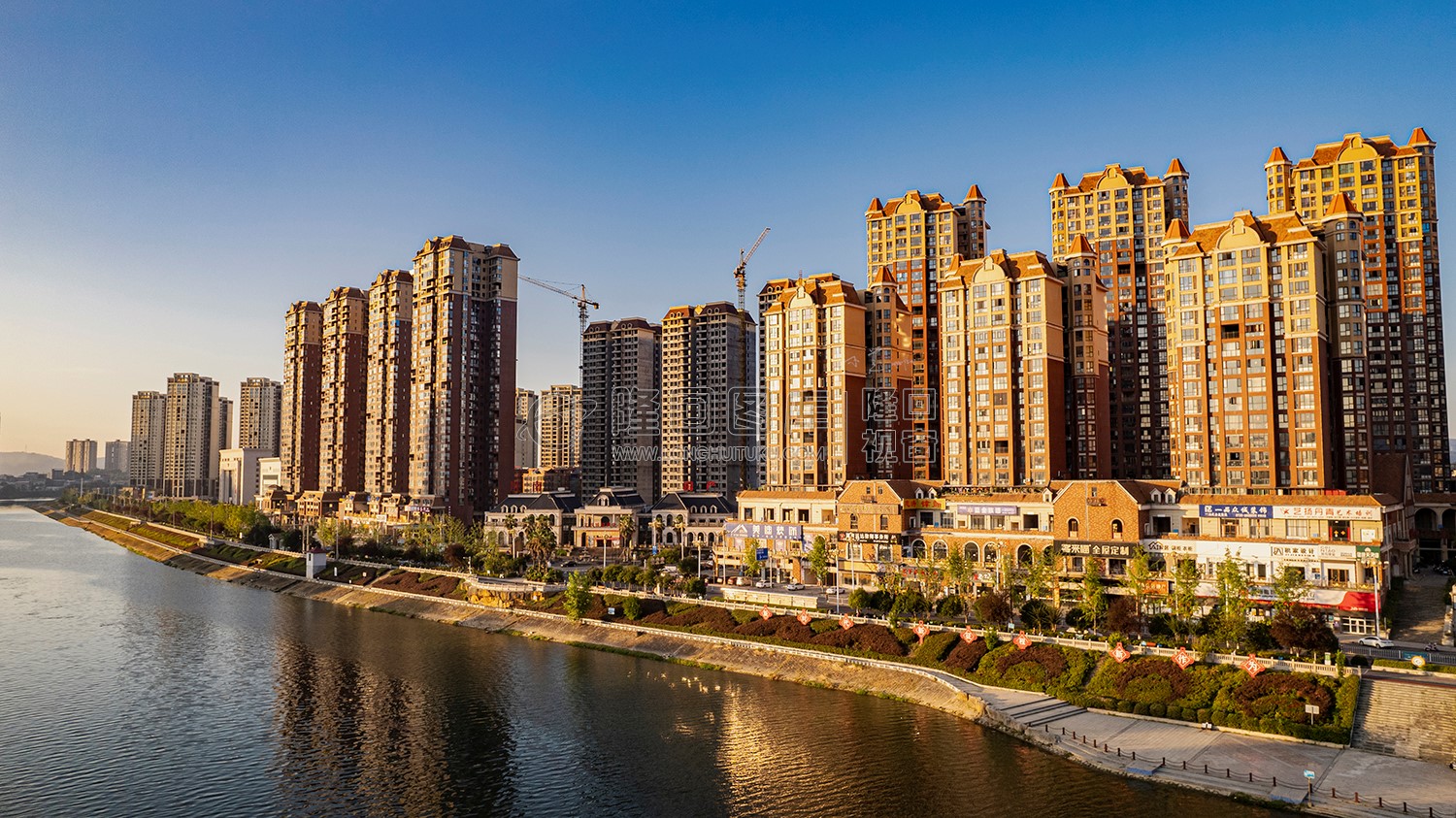 巴黎新城河畔日出风光