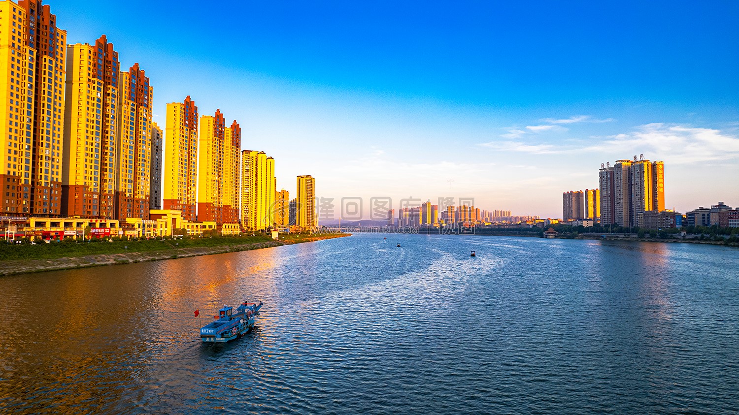 赧水河中的垃圾清理船