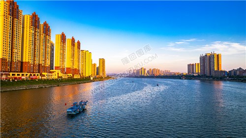 赧水河中的垃圾清理船