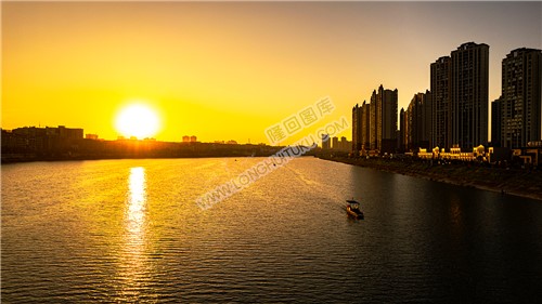 赧水河中的垃圾清理船