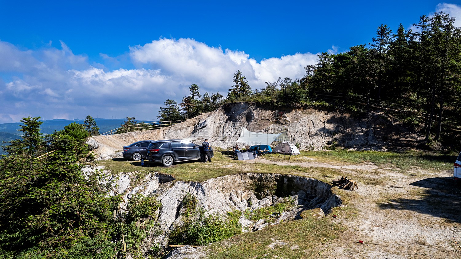 蓝天白云的白马山