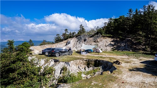 蓝天白云的白马山