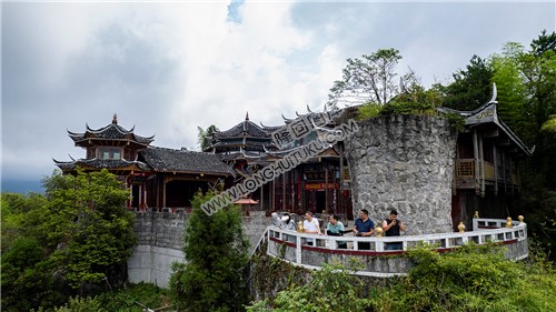 酷似一个大香炉的石堆